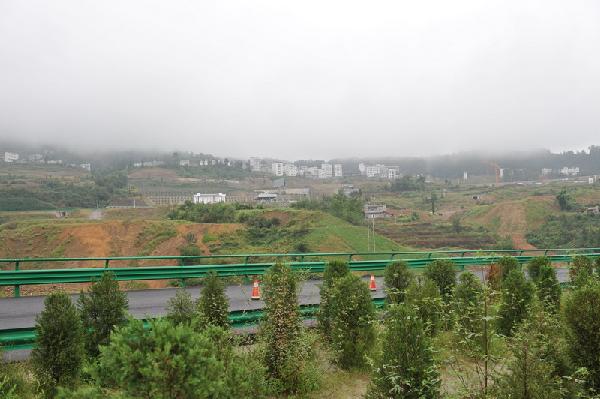 成功治理好的老屋包大型滑坡工程现场