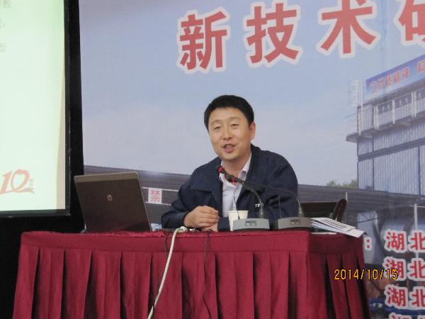 福建铁拓机械有限公司技术总监高岱乐介绍：厂拌沥青混合料热再生设备与工艺