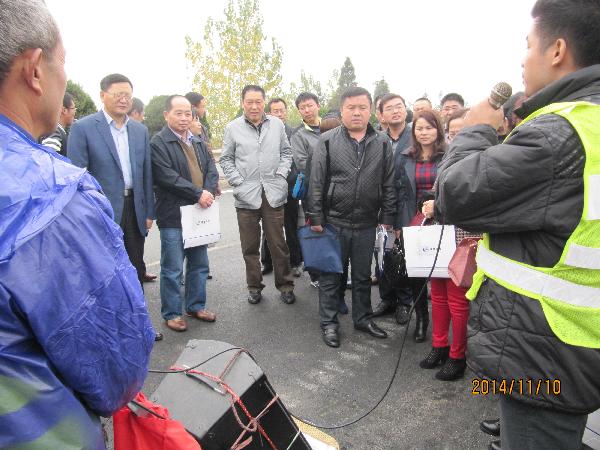 代表们在汉宜高速公路现场观摩沥青路面热再生技术施工