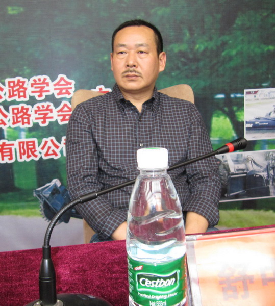 潜江市交通运输局党委书记、局长舒中雄到会就坐主席台