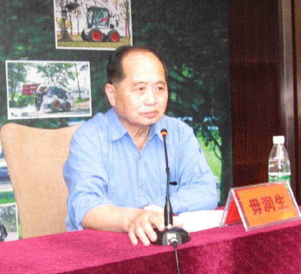 省公路学会副秘书长毋润生主持大会