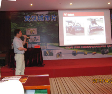 图为汉川公路局副局长熊绍军介绍山猫机械设备在公路工程中的使用评价