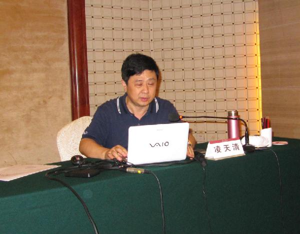 重庆交通大学土木建筑学院副院长、教授、博士生导师、博士后研究合作导师凌天清作“高等级公路沥青路面养护新技术、关键技术的实际应用及案例”分析