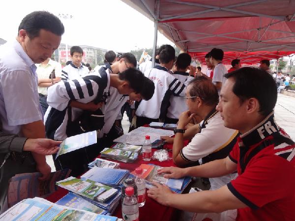 交通工程专委会、道路工程专委会专家在咨询参观群众