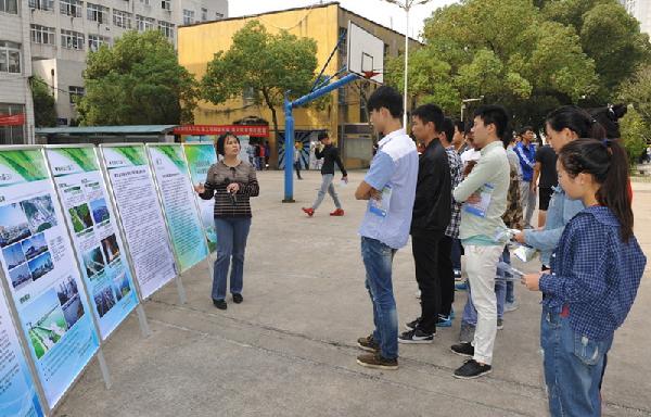 省公路学会专家在湖北交通职业技术学院向观展的学生讲解