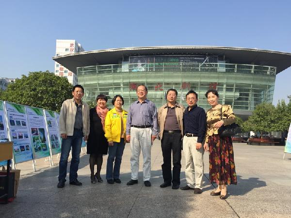 省公路学会专家和武昌区科协领导在巡展的首义广场