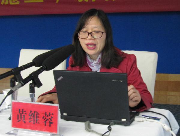 重庆交通大学土木建筑学院教授黄维蓉讲授“SPRR沥青路面新型材料在公路预防性养护中的实际应用