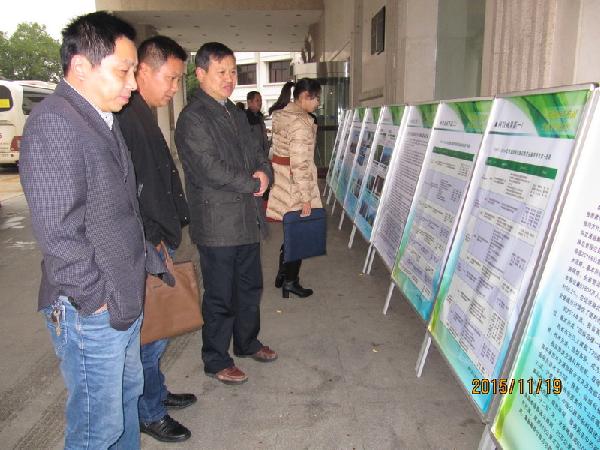 代表们参观学习了由省公路学会组织的“建设绿色交通，共享美好生活”的科普展览
