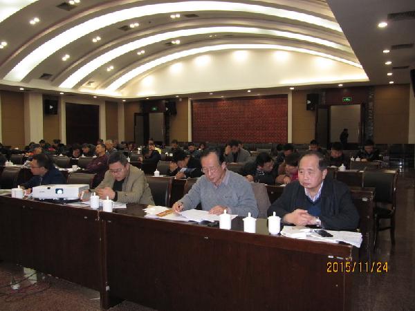 会议代表认真倾听交流发言