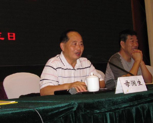 省公路学会副秘书长毋润生代表学会领导致辞并主持了专家讲座