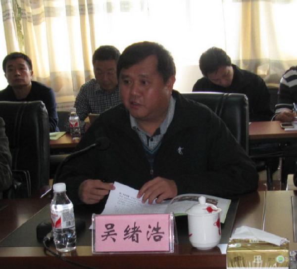 广西交通投资集团桂山公司河都指挥部吴绪浩指挥长介绍了广西首条“喀斯特地貌山区典型示范路—河都高速公路”建设情况