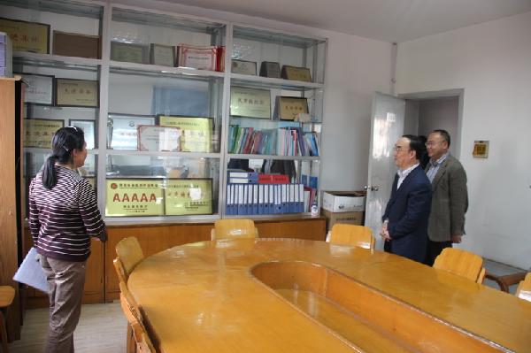 翁孟勇理事长、姜友生副厅长参观省公路学会办公室