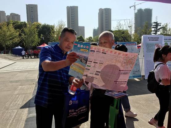 两位老者津津有味地研究高速公路地图