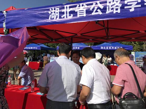 省公路学会展位前来咨询的人络绎不绝