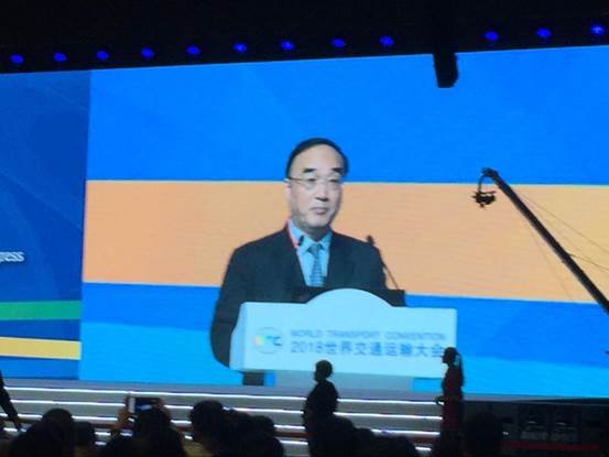 中国公路学会理事长翁孟勇主持会议