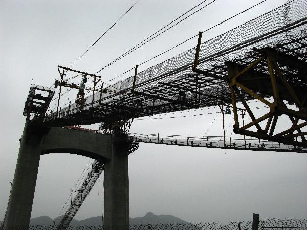 沪蓉西高速公路桥梁施工现场