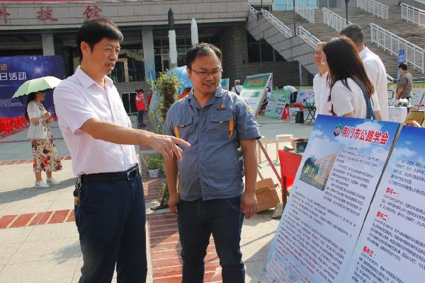 市科协领导在荆门市公路学会展位指导工作