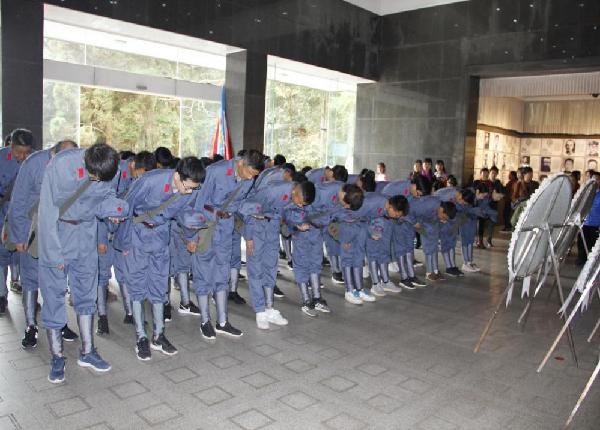 学会党支部成员向革命烈士献花圈、鞠躬致敬