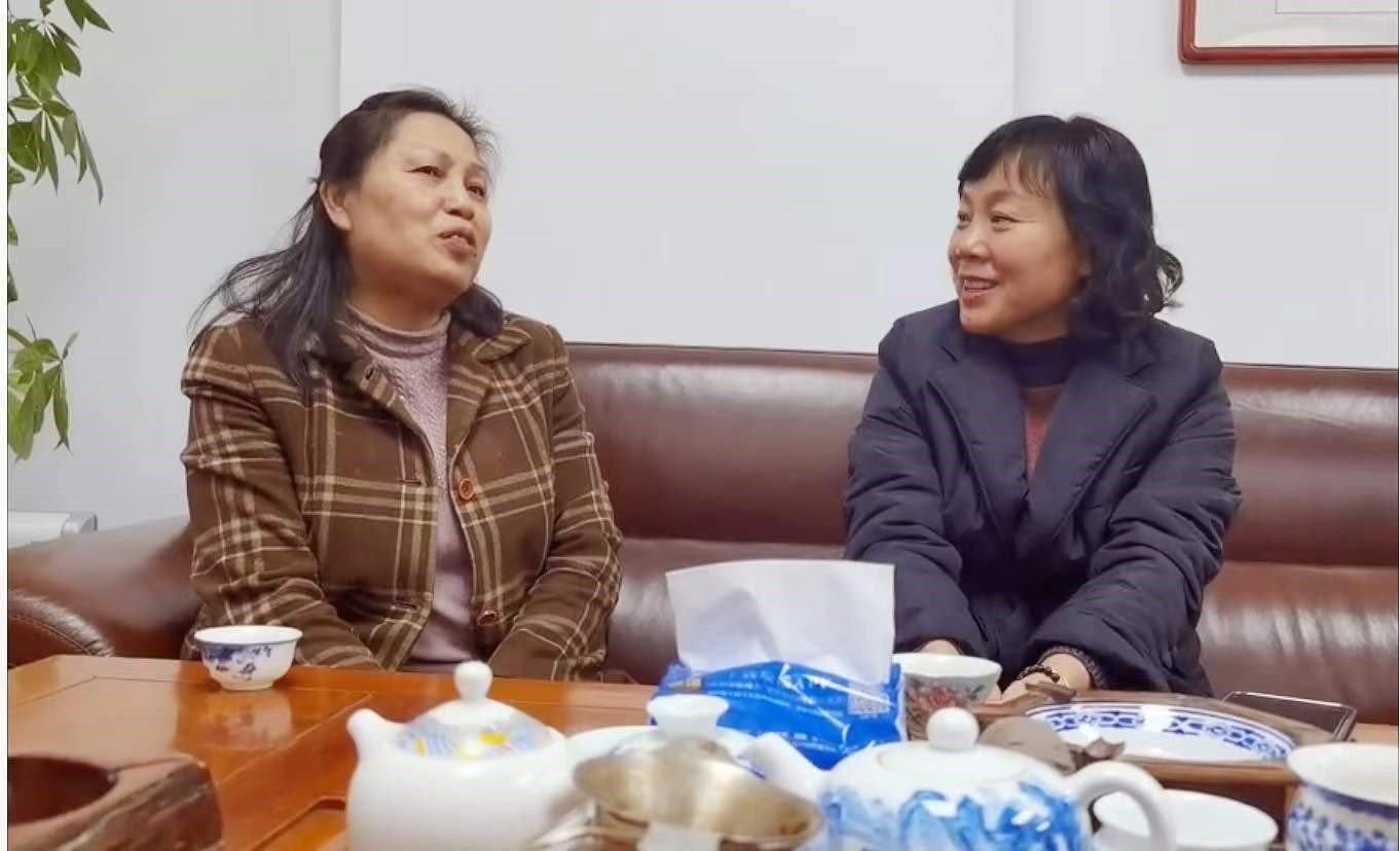 图为湖北省公路学会秘书长杨运娥（左），正在向武汉武桥尚方重工有限公司法人代表、执行董事方草（右）介绍湖北省公路学会的发展历程、工作职能，并现场指导工作