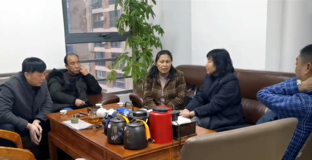 图为湖北省公路学会秘书长杨运娥、副秘书长何晓鸣、李满来及武汉综合交通研究院有限公司总工孙代文等领导正在与武汉武桥尚方重工有限公司法人代表、执行董事方草商讨工作