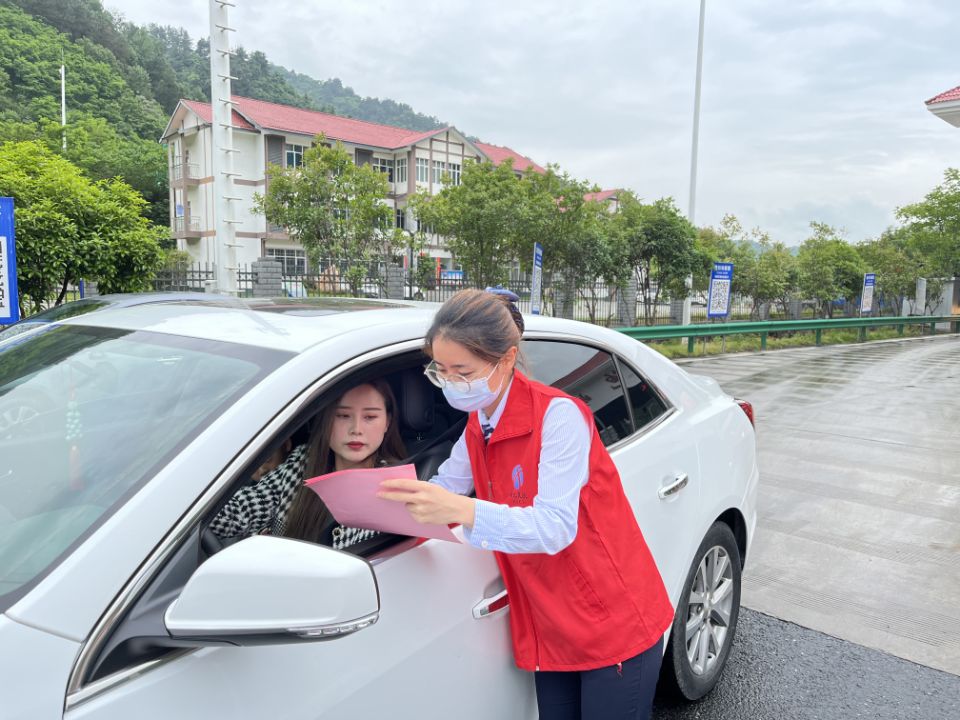 4.向过往司乘宣传《民法典》