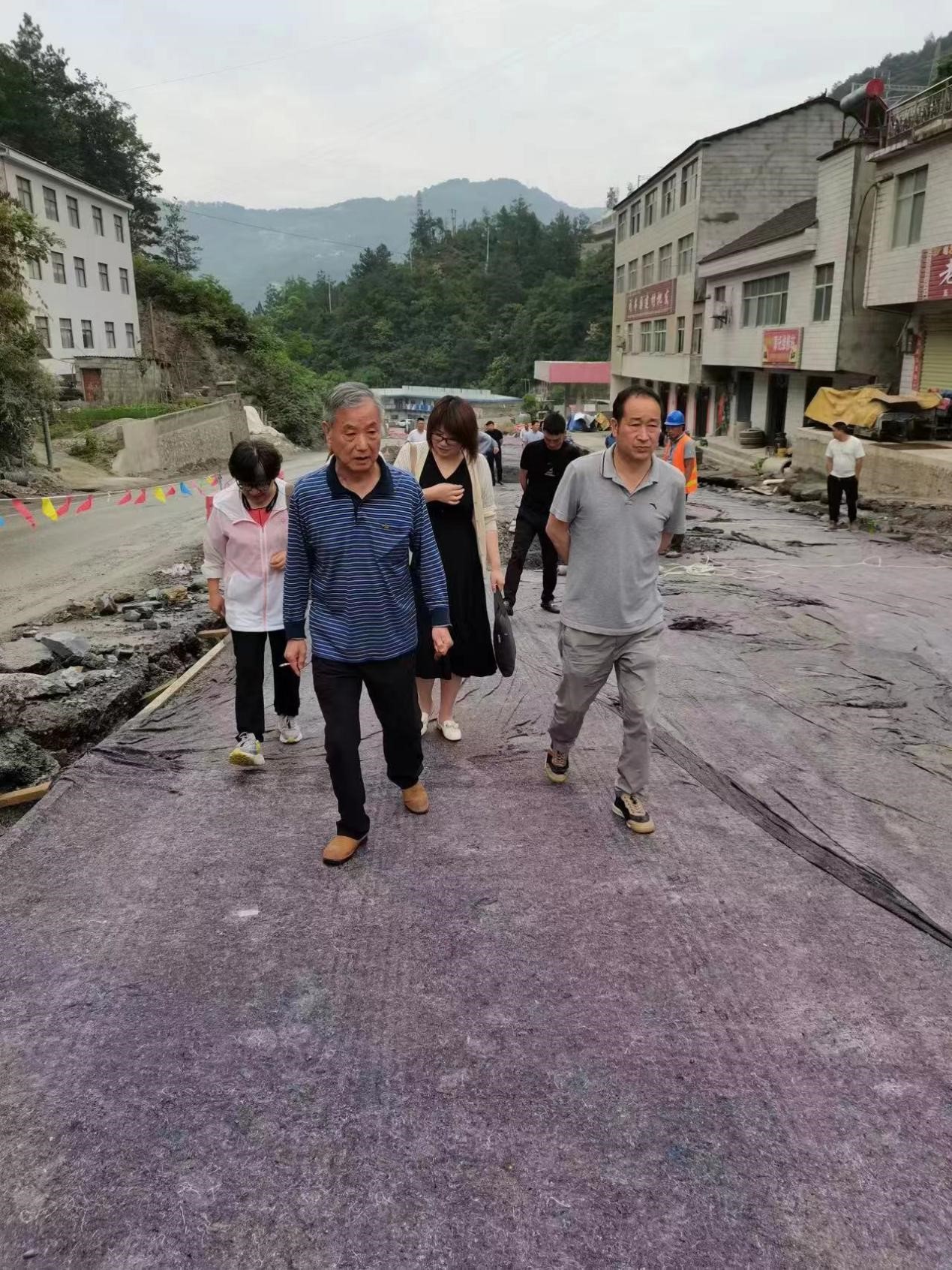 襄阳市公路学会理事长刘耀兴，副秘书长高合，理事李玉琴一行，实地查看施工现场