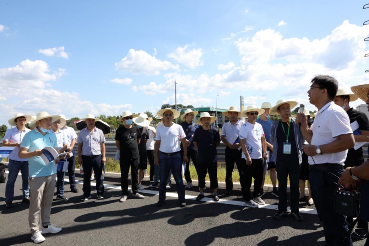 代表们考察长沙至益阳高速公路扩容工程排水路面
