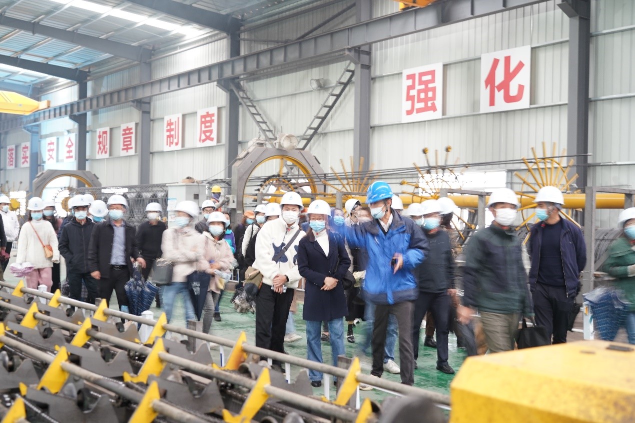 襄南高速项目副总工程师董峦现场介绍钢筋骨架智能加工工艺