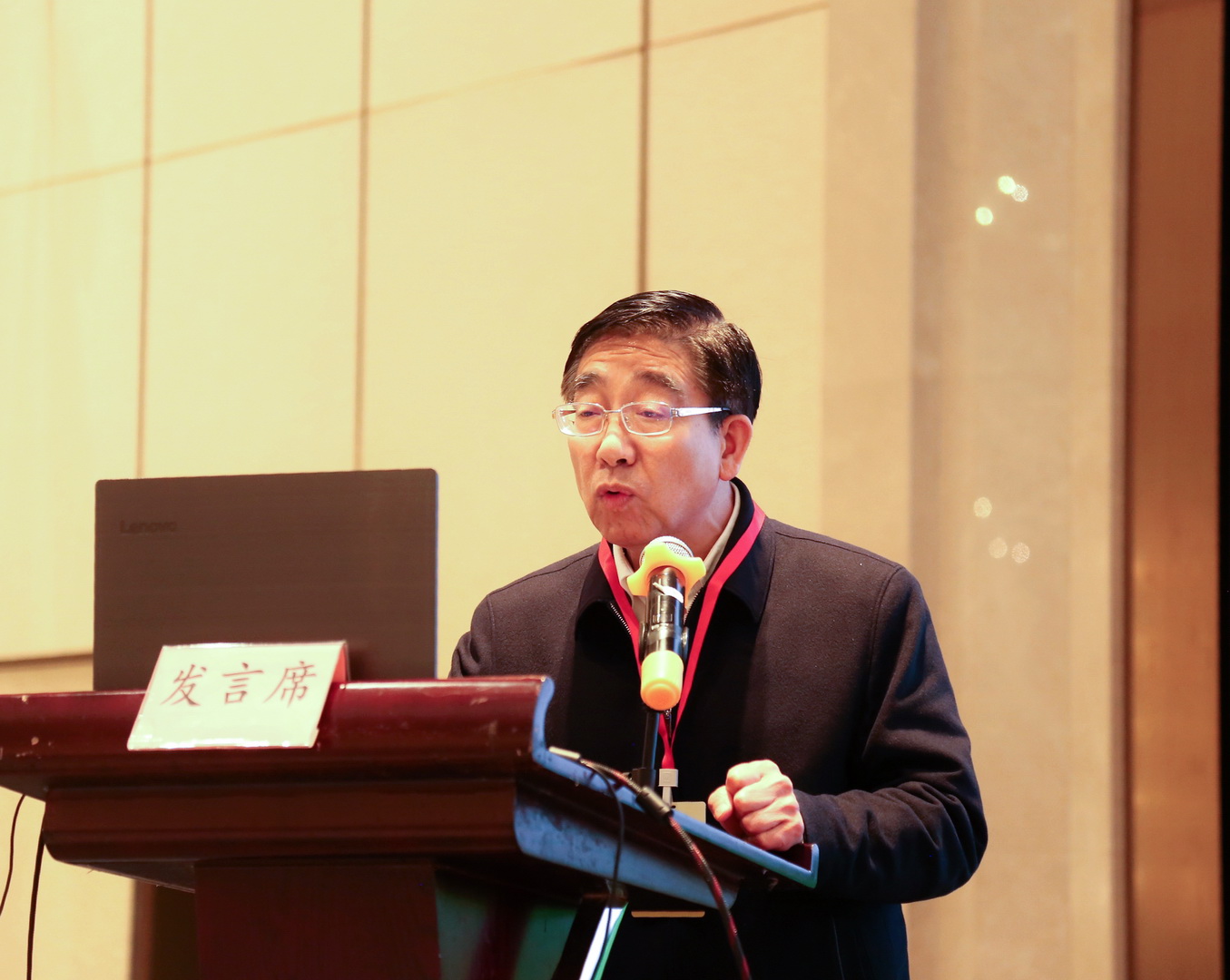 郑健龙院士作《我国道路基础设施绿色建养的发展与展望》主旨演讲 郑健龙院士作《我国道路基础设施绿色建养的发展与展望》主旨演讲