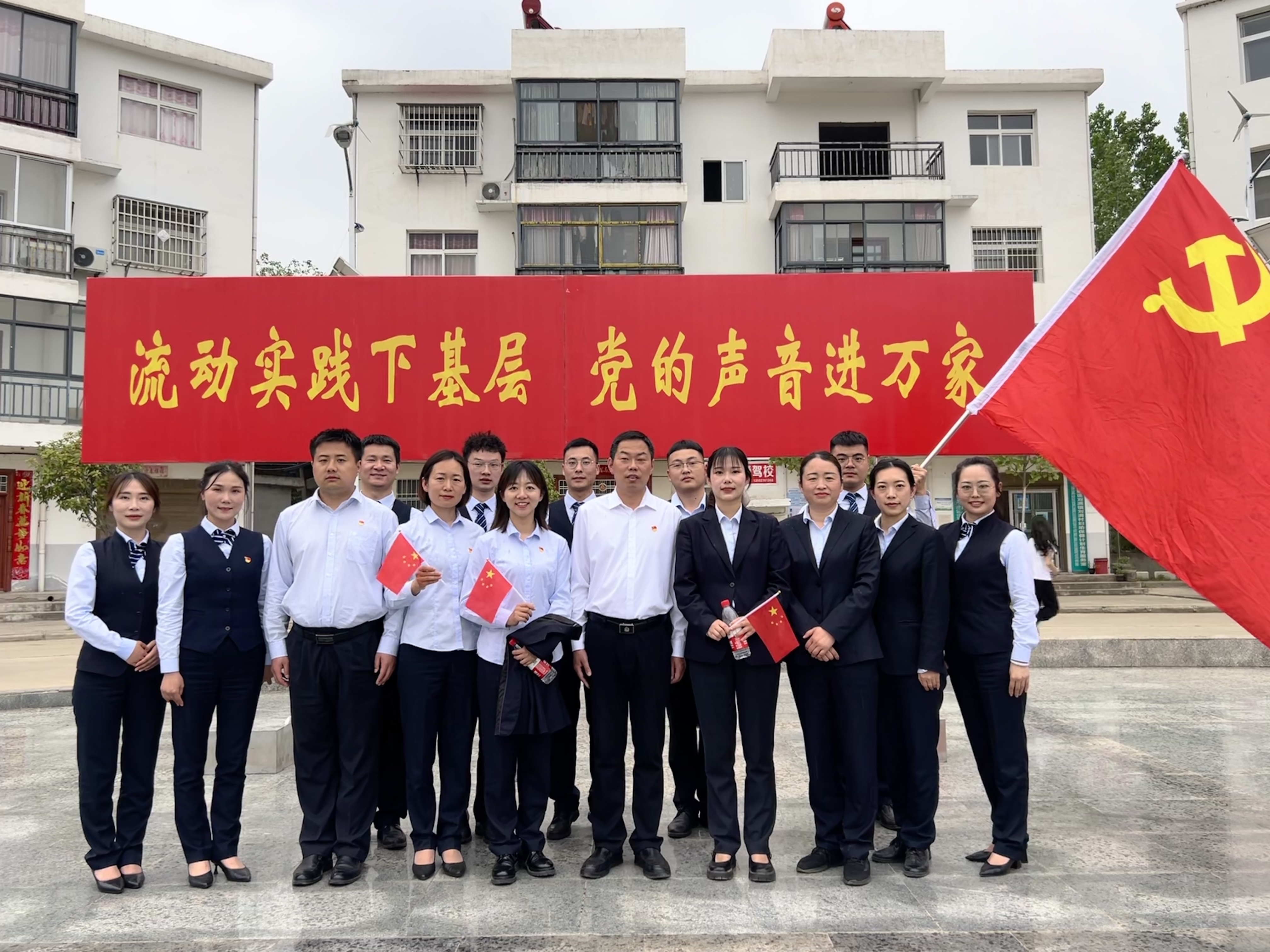 “红色轻骑兵”与刘洞镇镇委书记合影留恋