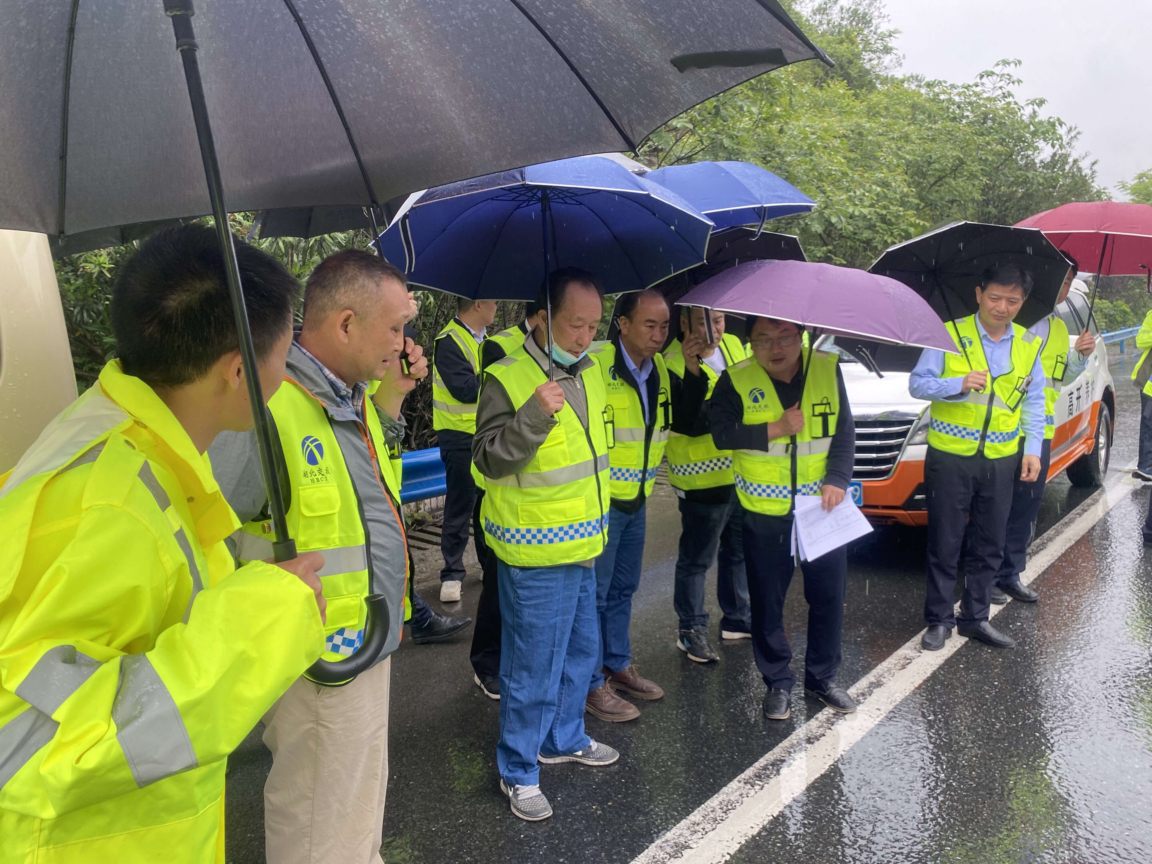 冒雨在福银高速十土段踏勘