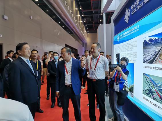 省委副书记、省长王忠林一行参观科技博览会中交二公院展厅