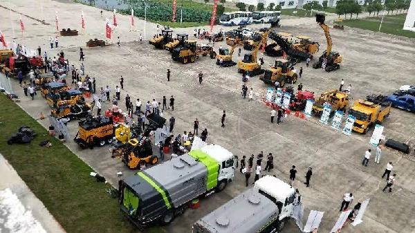 会议代表观看筑养路机械设备展演
