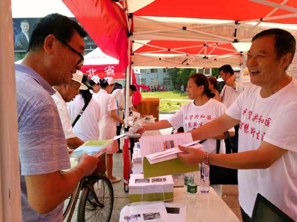 9学会专家向市民介绍公路科普知识