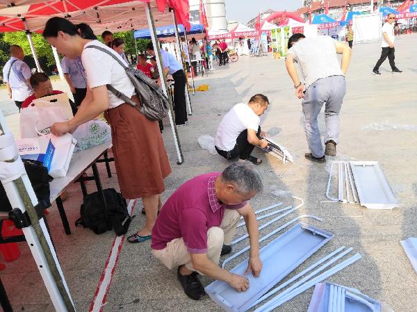 11省公路学会在活动现场搭建拼装展板