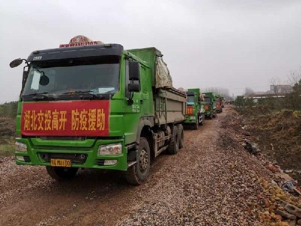 图：混合料进场