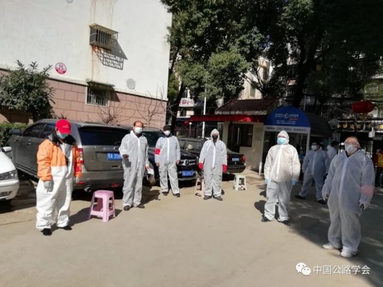 图9：公司桥隧检测事业部党支部利奕年同志（左四）在武汉市南湖社区祥和苑承担疫情防控宣传等工作。