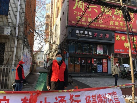 图12：公司检测中心公司党支部赵高峰同志在麻城市杨基塘社区承担社区路口值班工作。