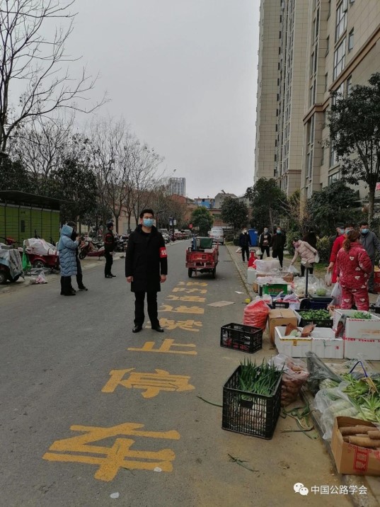 图17：公司监理中心党支部党员发展对象雷江涛同志在襄阳市樊城区施营社区承担社区采购蔬菜卸货、为独居老人送菜上门的工作。