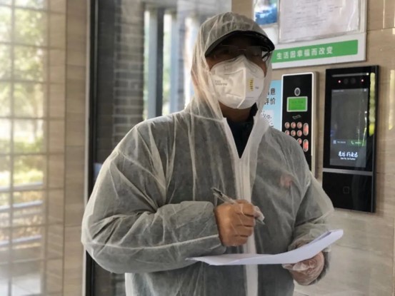 总承包事业部党支部书记、总经理董勇刚在武汉市武昌区杨园街铁机路社区参与上门体温测量工作 