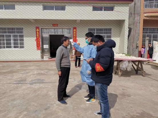 勘设院党员汤罗圣在湖北省石首市天鹅洲开发区三户街村协助健康排查工作