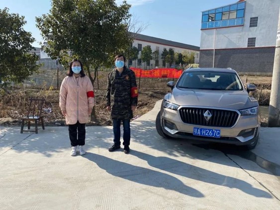 勘设院党员李旋在湖北省荆州市纪南生态文化旅游区纪南镇董场村参与主要道路出入口的蹲守工作，负责劝退想出入的群众，向村里面群众宣传坚决闭门不出，各自在家隔离，共抗疫情