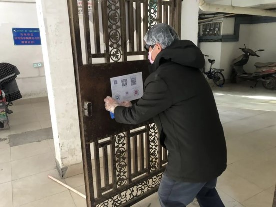 监理公司党员翁建在武汉市汉阳区配合社区进行小区业主健康排查