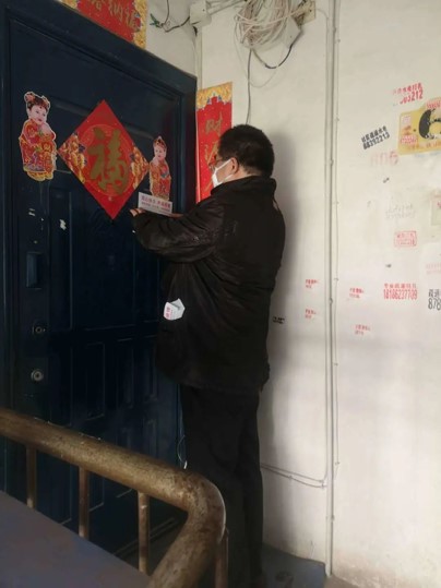 园艺公司党支部书记、总经理杨文博在武汉市武昌区宁松社区开展防疫工作