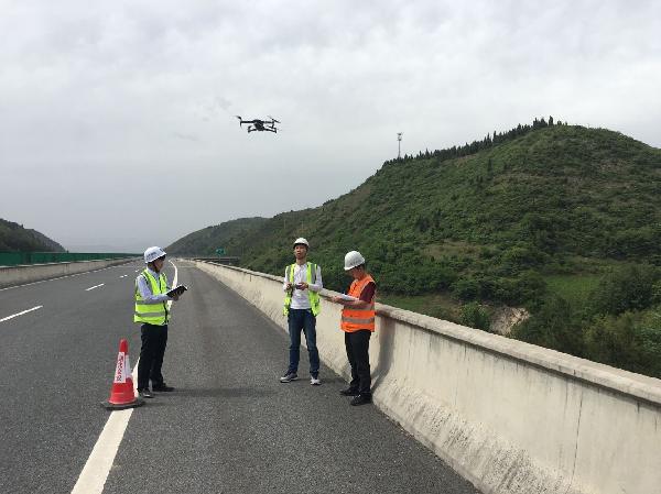 利用无人机在高速公路桥隧隐蔽点、高边坡处进行安全隐患排查