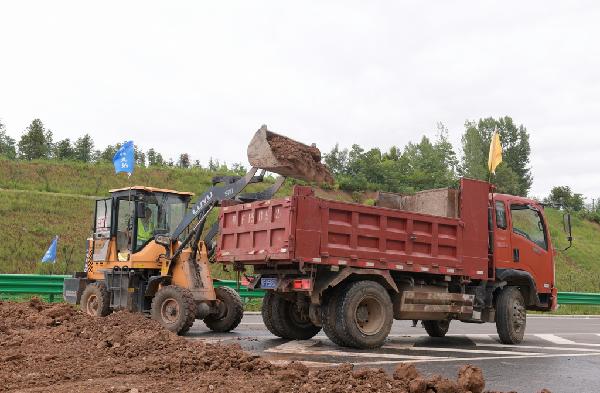 3.使用机械快速清除道路塌方