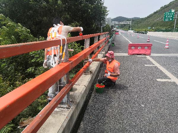 2施工人员对桥梁护栏进行防腐涂装作业
